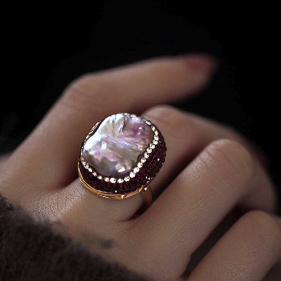 🌿 UNIQUE & CHIC! Irregular Pearl Ring with Reddish Crystal Accents - Adjustable - Picture 5 of 5